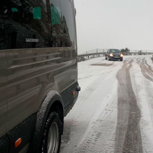 Vehículo para transporte de personas en vía nevada