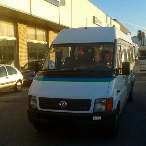 Autobús y conductora circulando por la calle