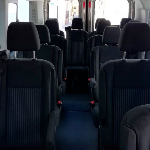 Interior de bus, asientos con reposacabezas