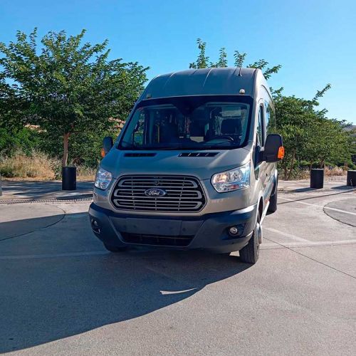 Minibus gris para transporte de personas
