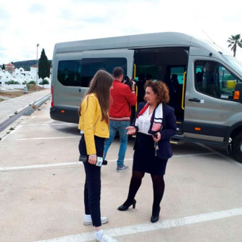 Periodista y conductora frente a minibus