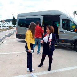 Periodista y conductora frente a minibus