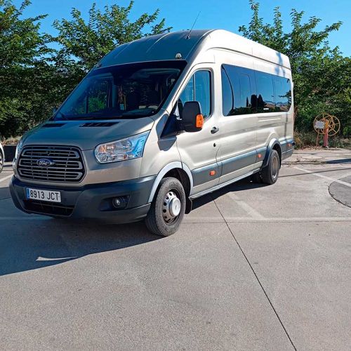 Minibus gris para transporte de personas