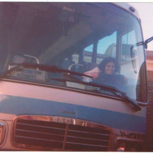 Frontal de autobús antiguo con conductora