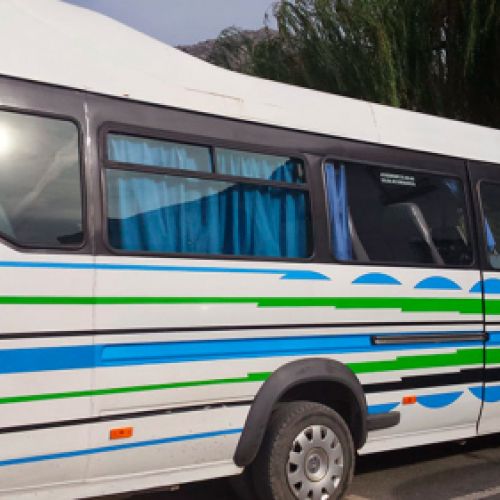 Autobús grande para transporte de personas